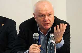 Олег Шаповал: «Российскому правительству пора выйти из позиции страуса» Олег Шаповал: «Российскому правительству пора выйти из позиции страуса»