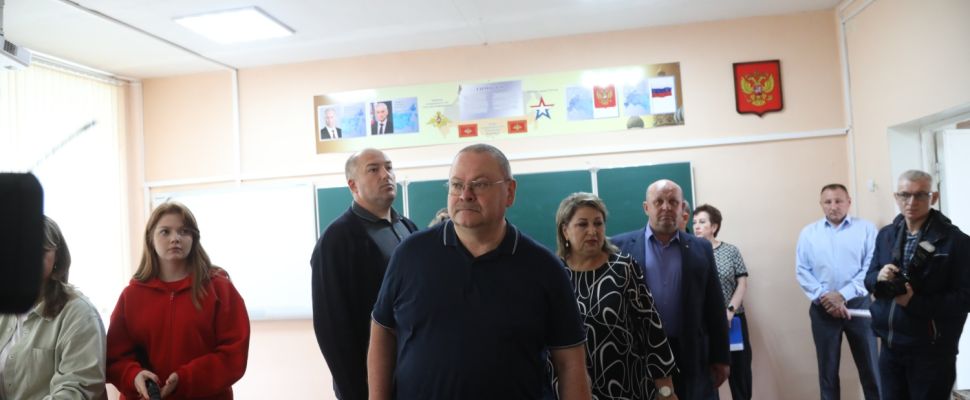 Губернатор Олег Мельниченко осмотрел школу и дороги в селе Неверкино