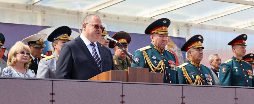 Губернатор Олег Мельниченко поздравил выпускников Военной академии имени А.В. Хрулева во время визита в Санкт-Петербург