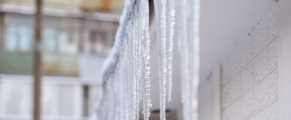 Глава Пензы Олег Денисов призвал срочно избавить крыши и балконы домов от наледи и сосулек