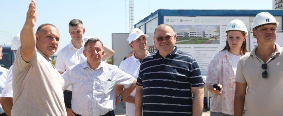 Губернатор Олег Мельниченко проверил строительство двух школ в Дальнем Арбеково