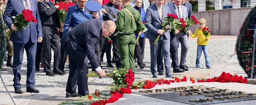 Губернатор Олег Мельниченко в День памяти и скорби возложил цветы к Монументу воинской и трудовой Славы