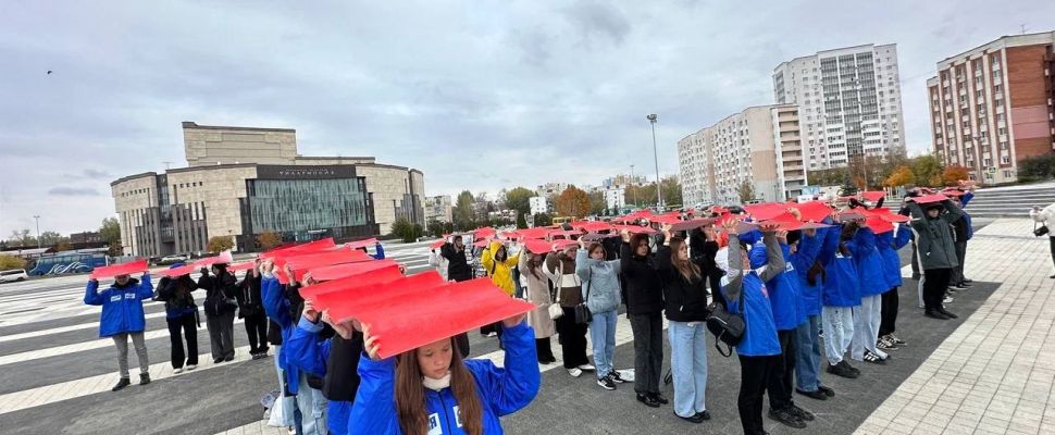 Более 200 пензенских активистов «Молодой Гвардии» и «Волонтерской Роты» выстроились в форме слова «Отечество»