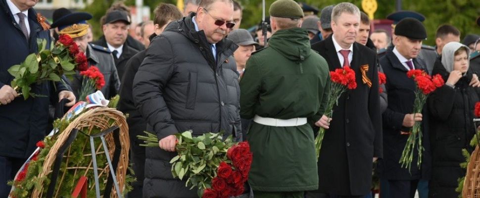 В Пензе состоялось торжественное возложение цветов к памятнику Победы