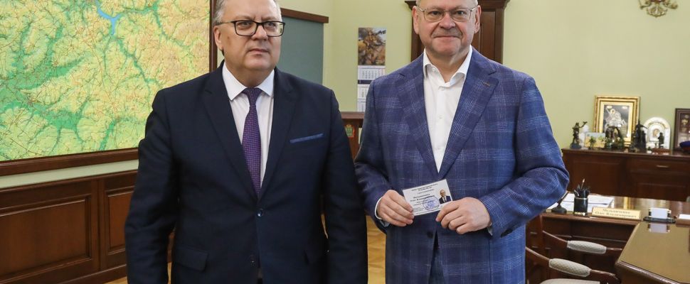 Олегу Мельниченко вручено удостоверение губернатора Пензенской области