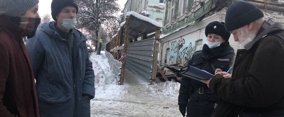 В Пензе градозащитники с помощью полиции остановили снос дома на Володарского. Но здание уже практически разрушено