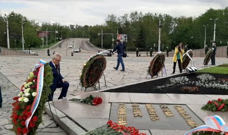 День Победы в Пензе: церемония возложения венков и цветов у Монумента воинской и трудовой доблести