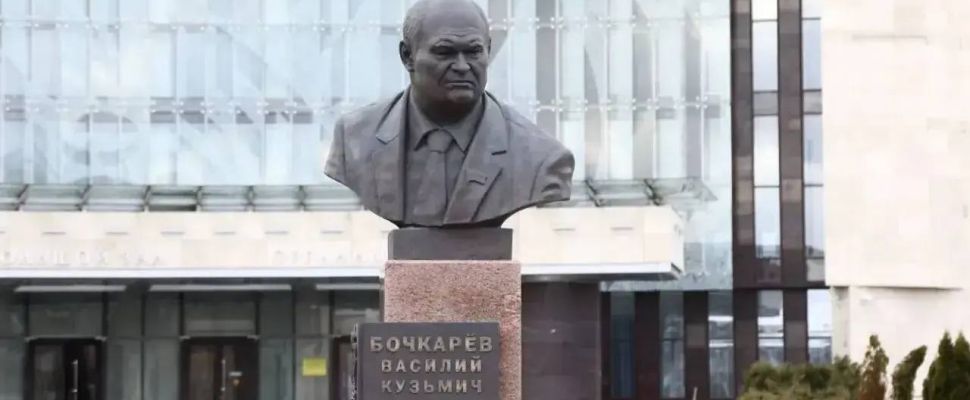 Губернатор Олег Мельниченко почтил память экс-главы Пензенской области Василия Бочкарева