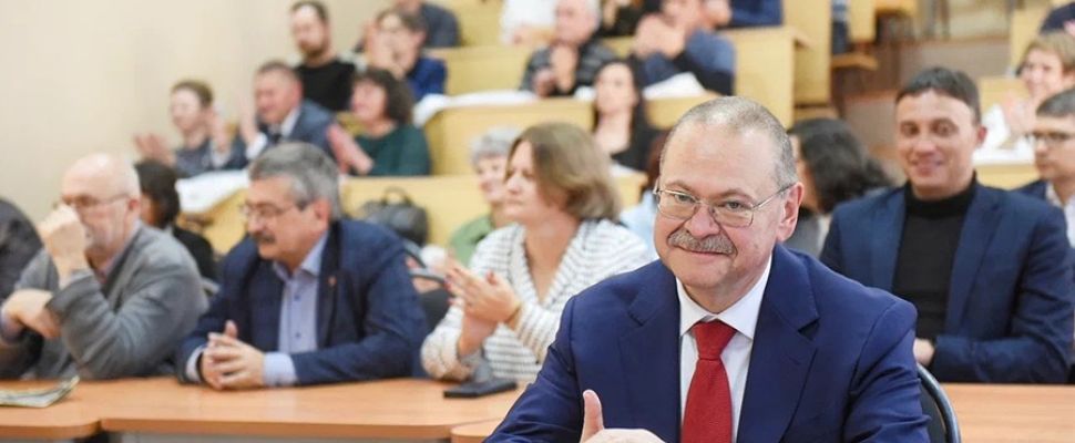 Губернатор Олег Мельниченко поздравил археологическое студенческое общество с 40-летием