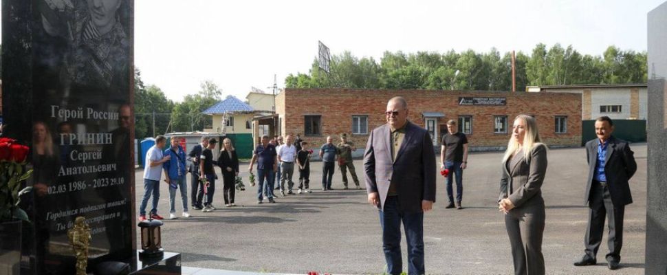 Губернатор Олег Мельниченко возложил цветы к могиле Героя России Сергея Гринина