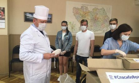 Пензенские волонтёры передали врачам, работающим в «красной» зоне, респираторы «Лепесток» и другие средства защиты