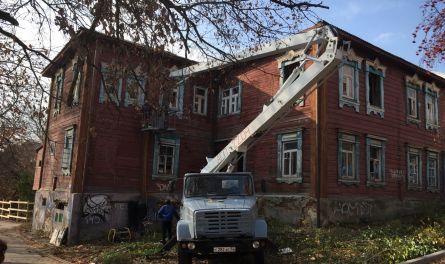 Разрушающийся исторический памятник решили закрыть баннером