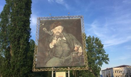 Уникальной картине из пивных пробок «Кружка пива» не место на складе!