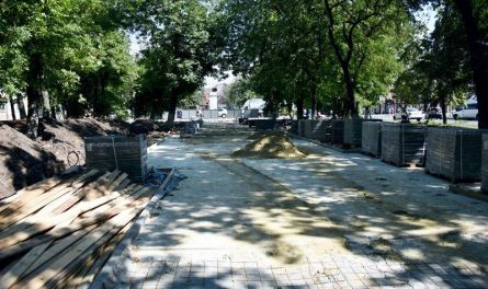 В сквере Пушкина начали укладывать бетонную плитку