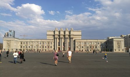 «В театр лучше поездом»