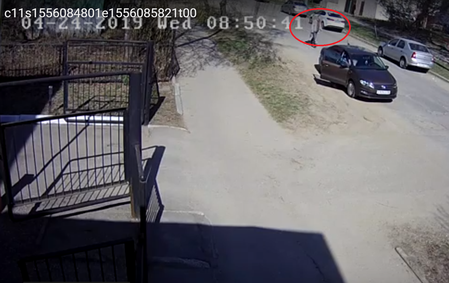 Камера сняла человека, делающего снимки авто главреда «Пенза-Онлайн». Видео