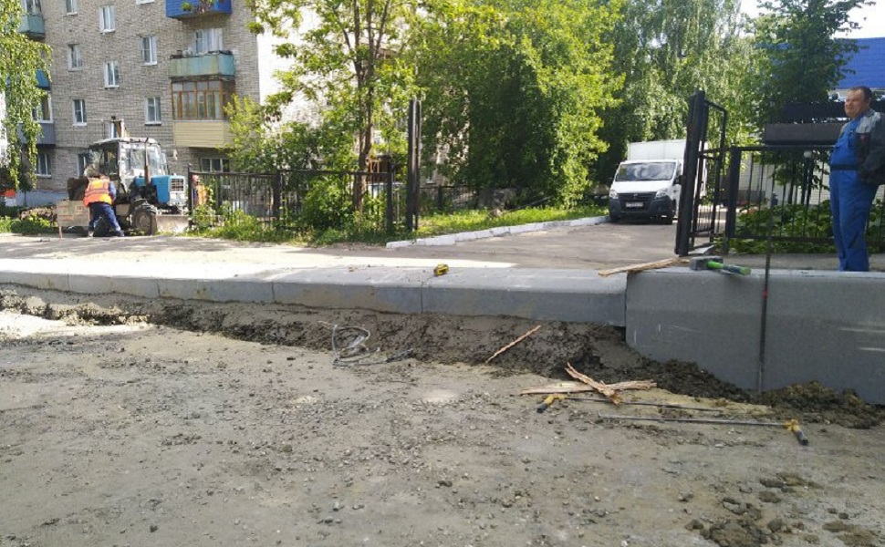 На улице Чкалова новыми бордюрами перекрыли подъезды к домам