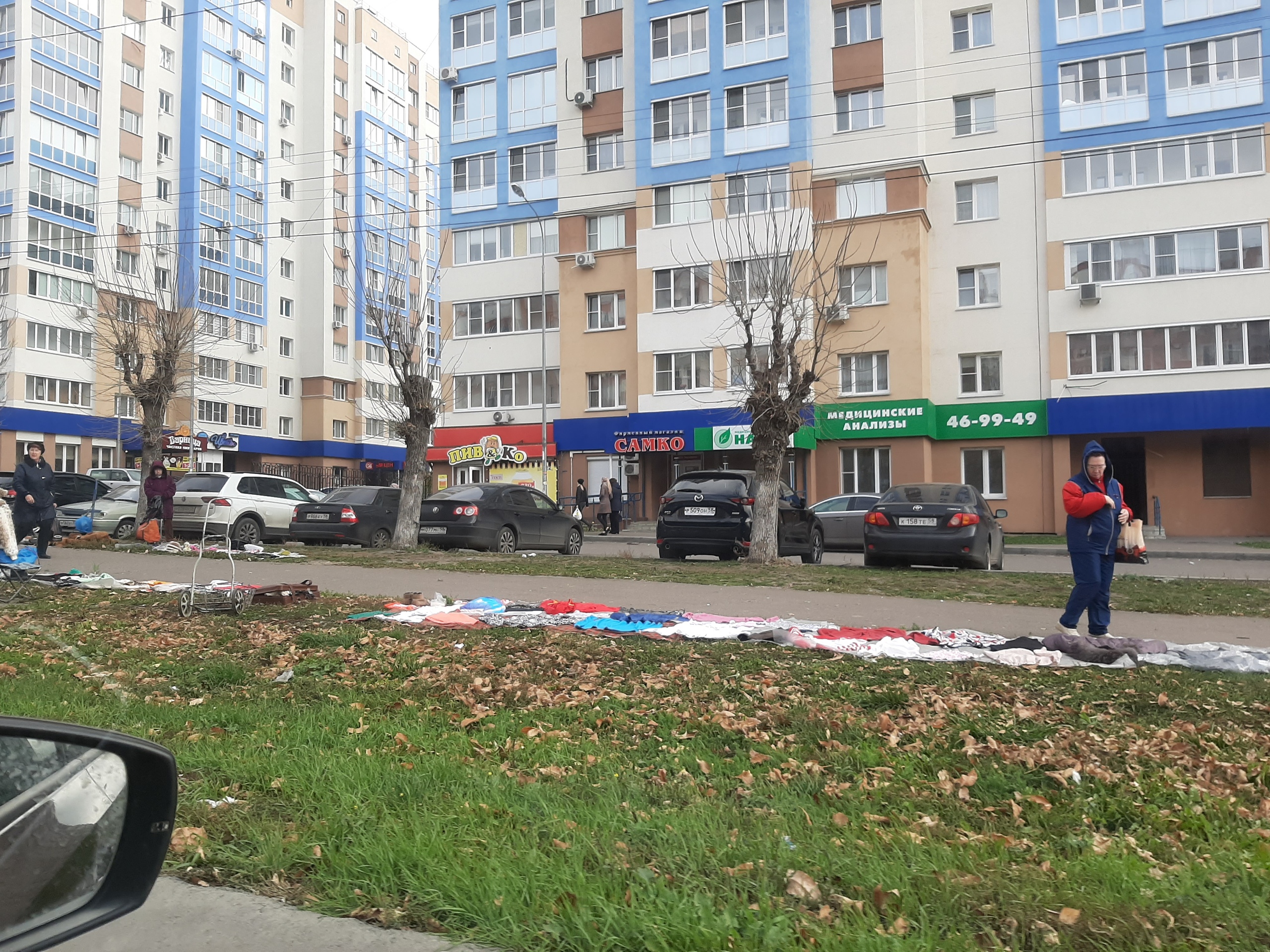 «Блошиный рынок» стихийно сжирает улицы Арбекова