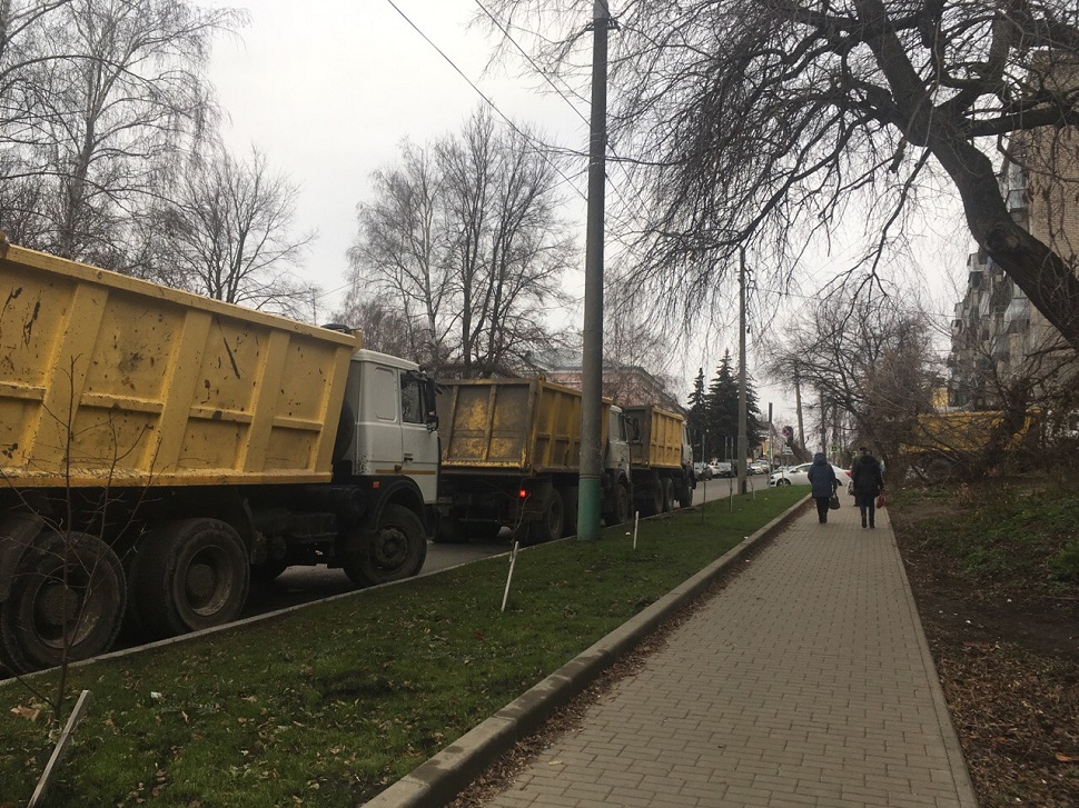 Жители ул. Чкалова запаниковали из-за четырех грузовиков