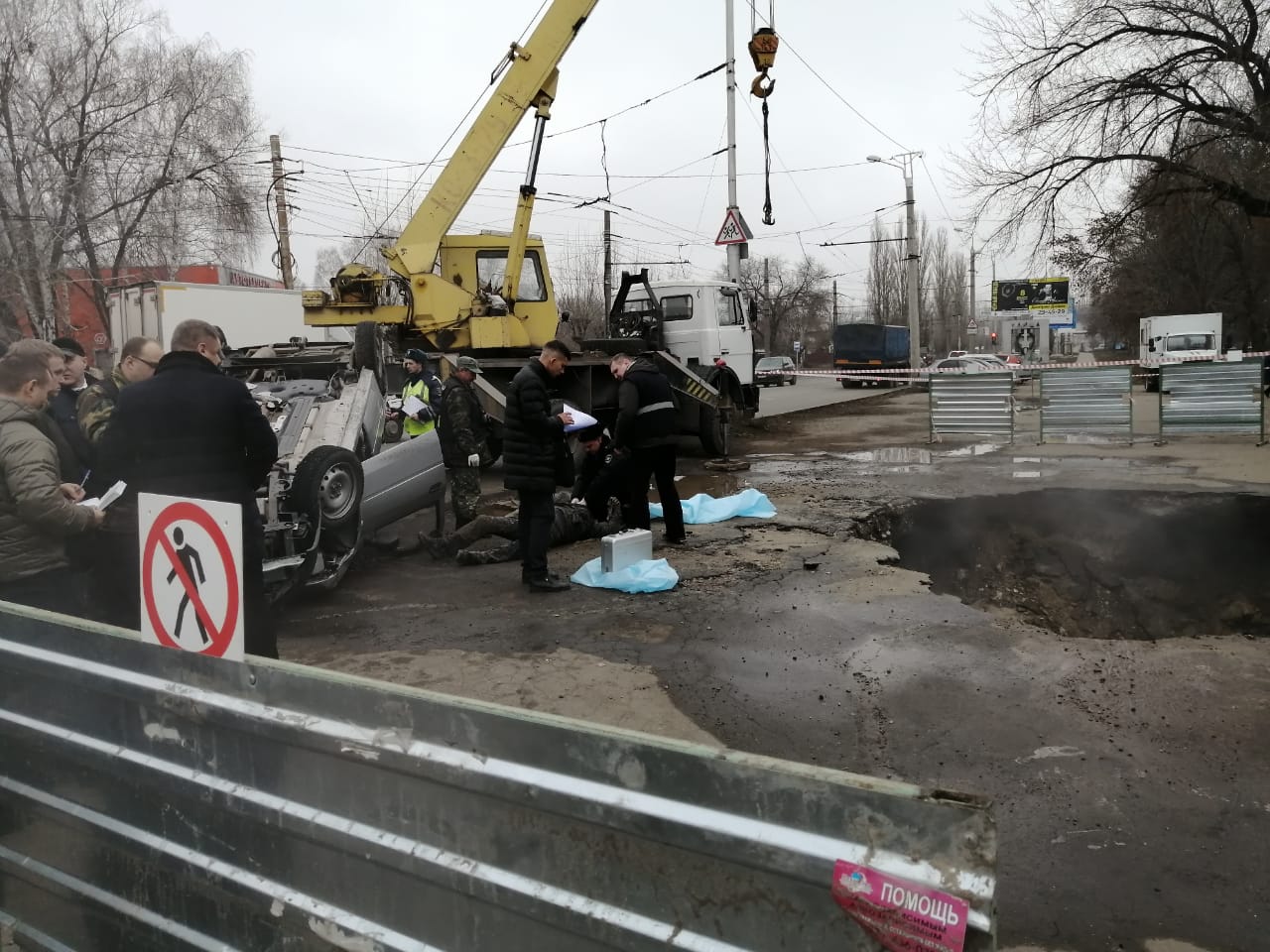 На Аустрина автомобиль провалился в яму с кипятком: хроника событий