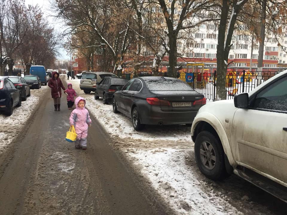 Возле пензенских детсадов и школ негде припарковаться — дети ходят по проезжей части!