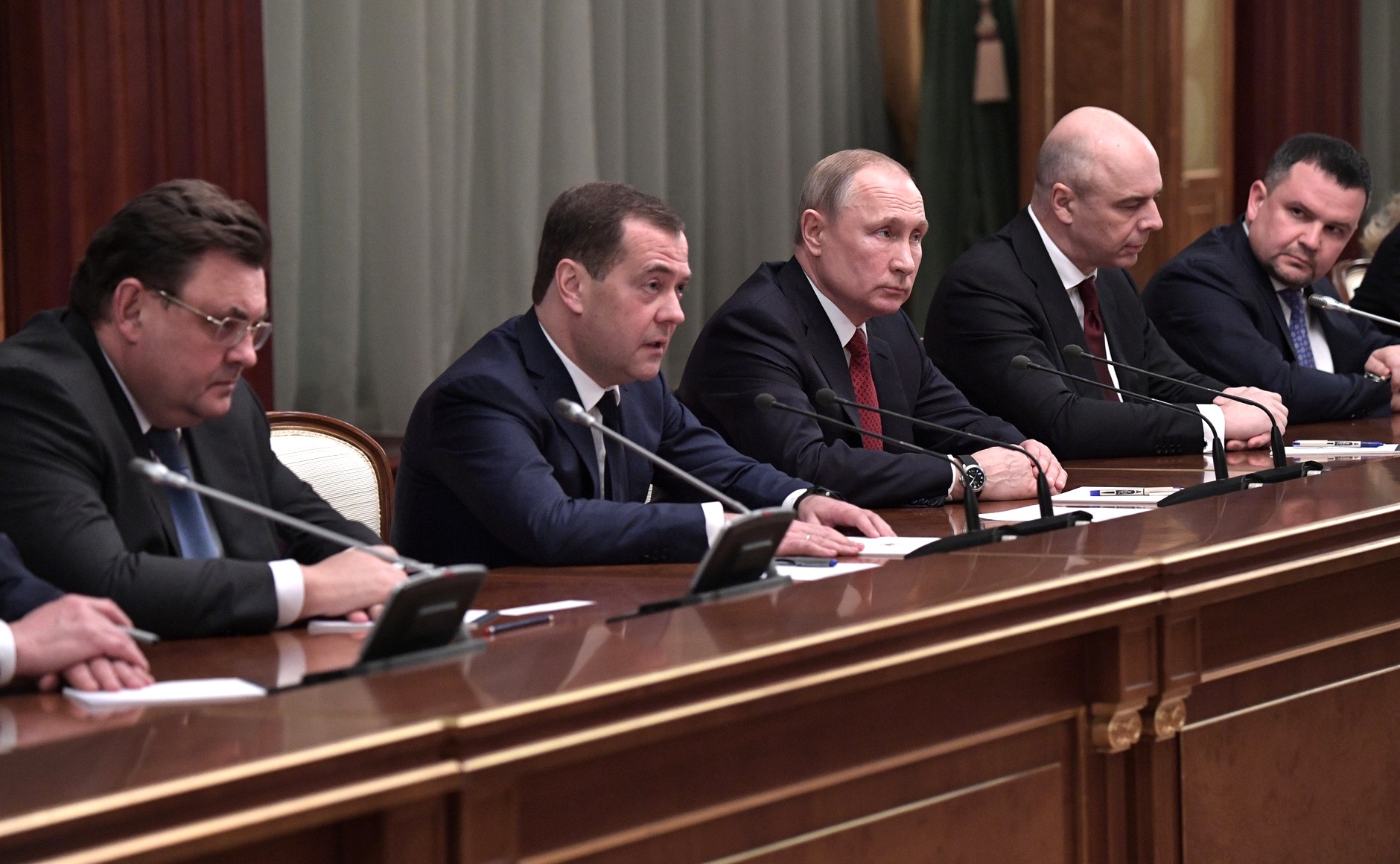 Дмитрий Медведев заявил об отставке Правительства