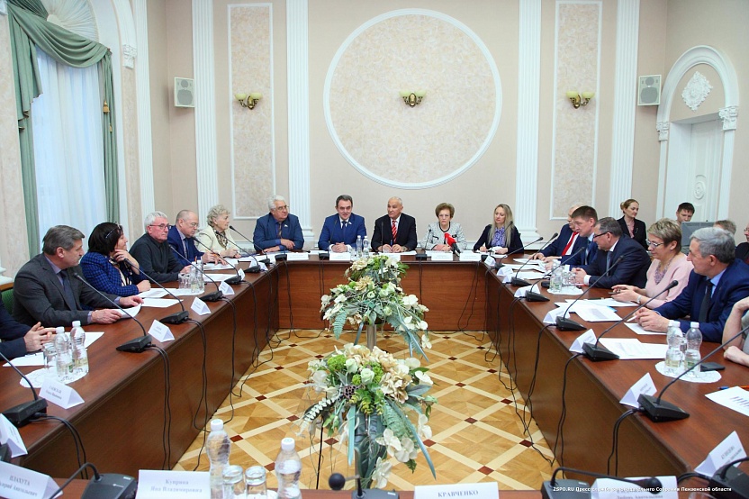 Послание Президента РФ Федеральному Собранию обсудили на заседании Общественного совета при Законодательном Собрании
