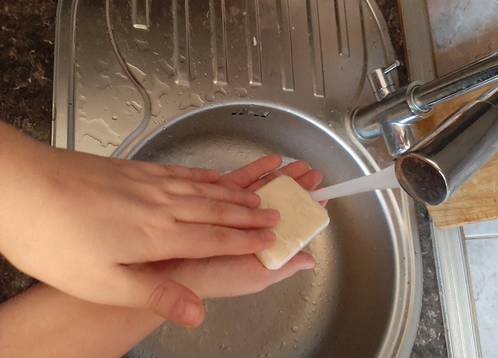 Чтобы не заболеть коронавирусом, очень важно мыть руки. Как делать это правильно?