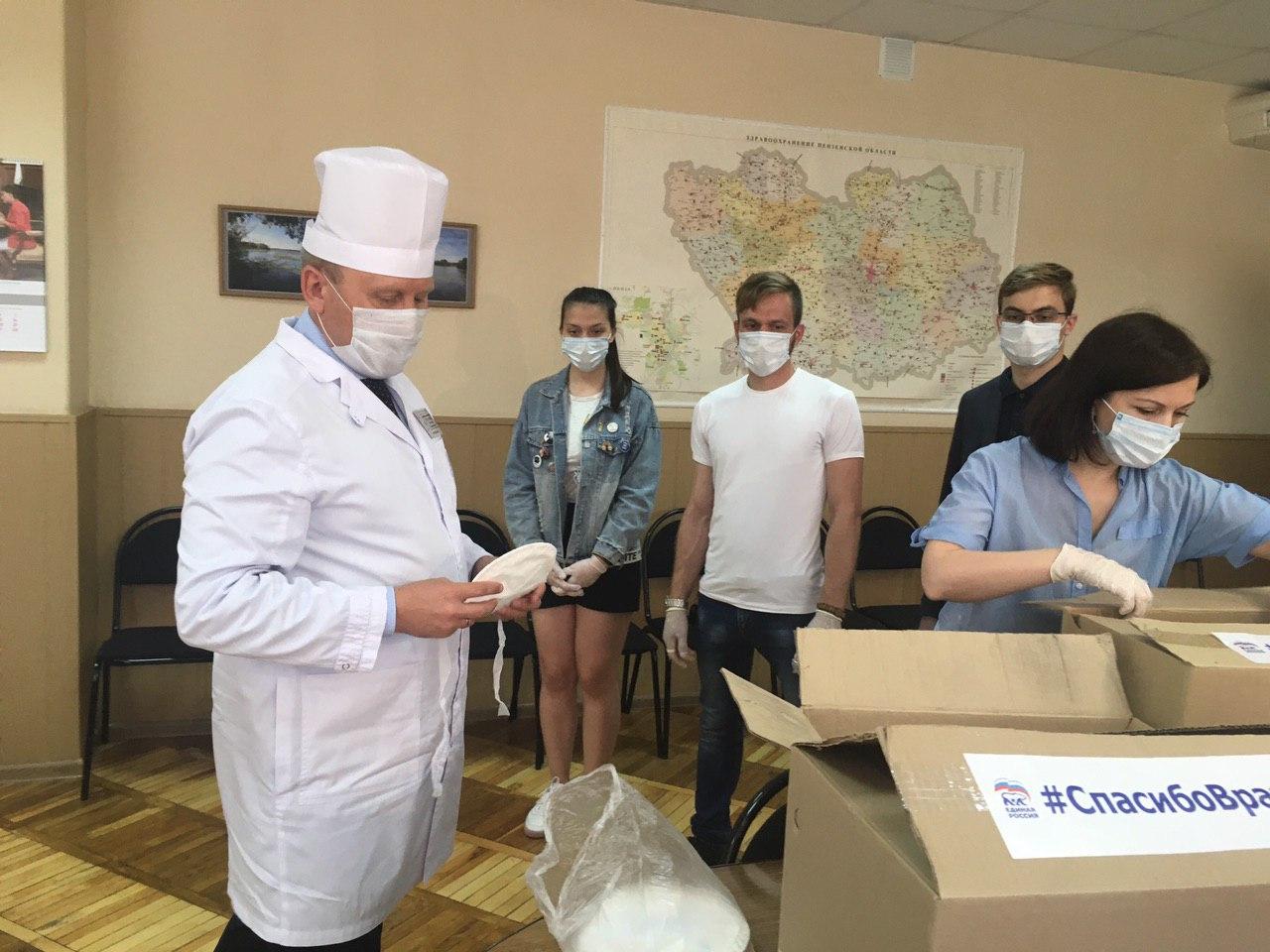 Пензенские волонтёры передали врачам, работающим в «красной» зоне, респираторы «Лепесток» и другие средства защиты