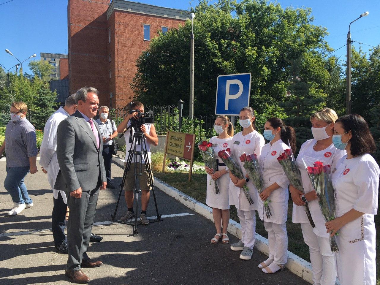 Валерий Лидин и волонтёры «Молодой Гвардии» поблагодарили медиков, вылечивших первого пациента с коронавирусом