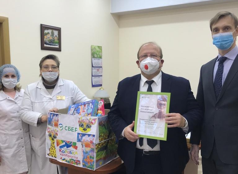 Сотрудники Сбербанка передали для маленьких пациентов Пензенской районной больницы «коробки храбрости»