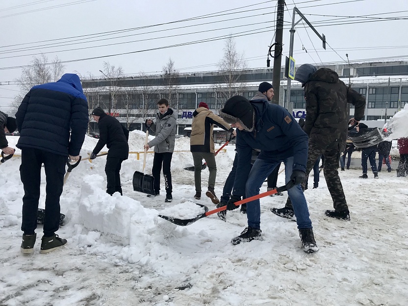 Пензенские волонтеры помогли убрать снег возле онкодиспансера