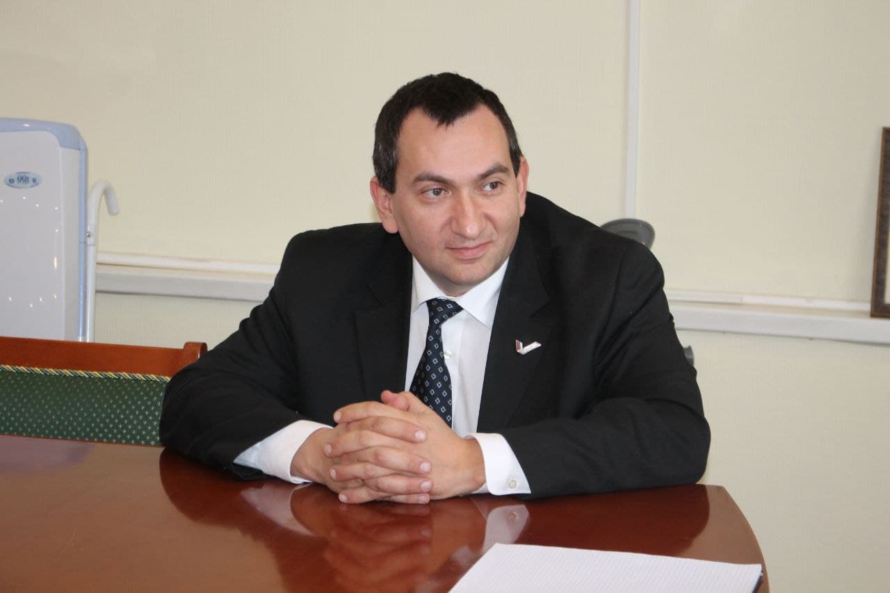 Роман Амстиславский поздравляет россиян с Днём защитника Отечества