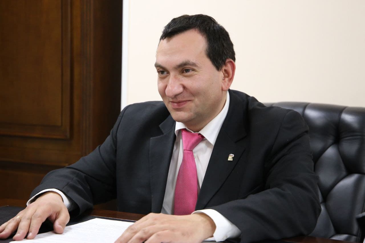 Роман Амстиславский поздравляет россиянок с 8 марта!