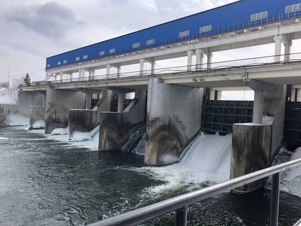 Вода на сурском водохранилище. Сурская ГЭС Пенза. Сурский гидроузел плотина. Плотина Сурского водохранилища Пенза. Сурский гидроузел Пенза.