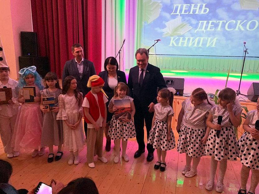Валерий Лидин и Ольга Чистякова передали новые книги в библиотеку с. Лермонтово