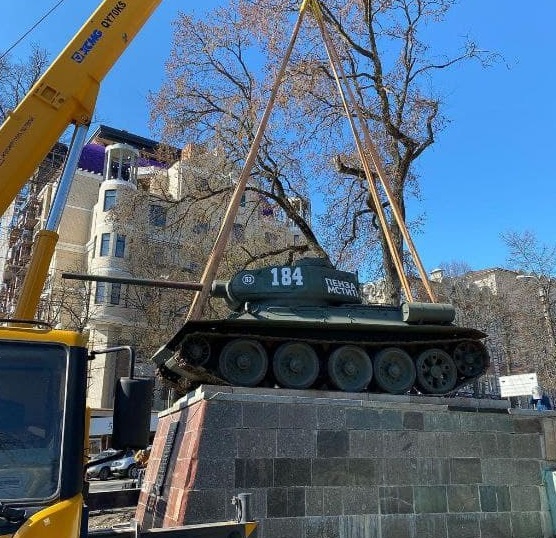 Танк Т-34 вернулся к Краеведческому музею