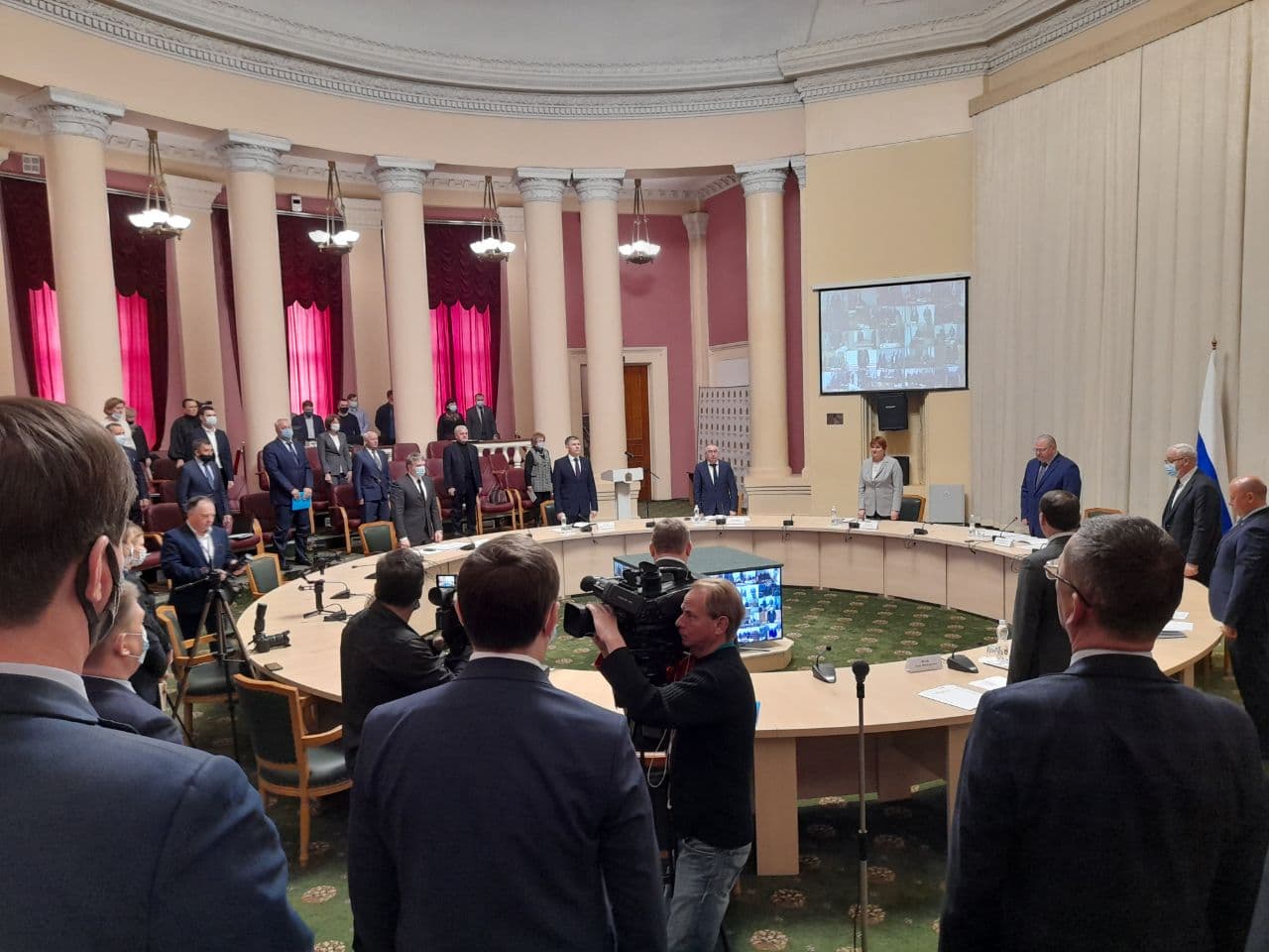 Истерия с безопасностью детей, воссоздание системы электронного правительства, проблемы с «похоронкой» — итоги планерки врио губернатора