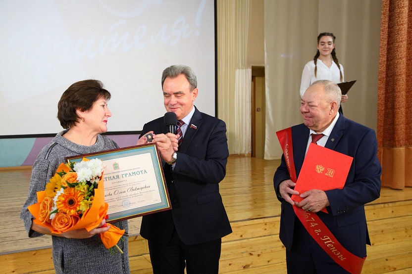 Валерий Лидин поздравил с Днем учителя педагогов школы № 74
