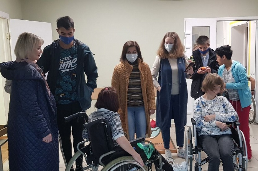 Активисты навестили молодых воспитанников реабилитационного центра в Кичкилейке и вручили им подарки для творчества