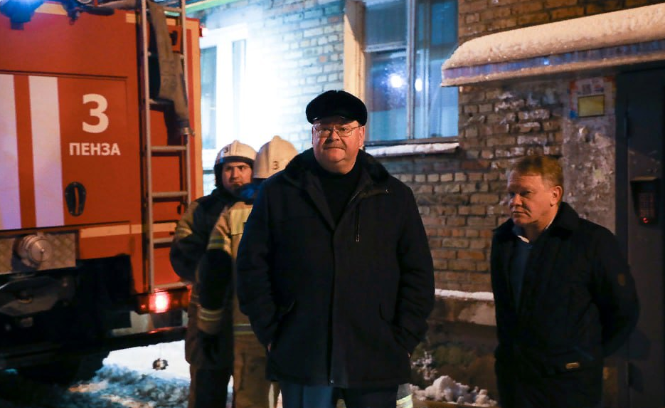 Мельниченко пробирается по сугробам на место ЧП, но работой мэра он доволен