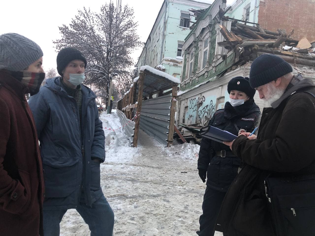 В Пензе градозащитники с помощью полиции остановили снос дома на Володарского. Но здание уже практически разрушено