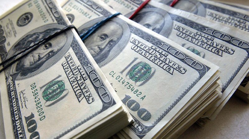 Курсы доллара и евро в ходе торгов достигли 113 и 127 рублей