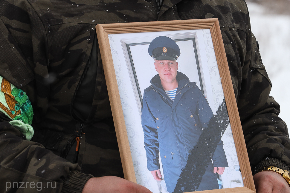 В Лунинском районе простились с солдатом, погибшим на Украине