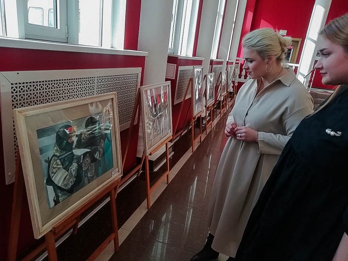 В Пензе открылась художественная выставка «Есть такая профессия — Родину защищать»