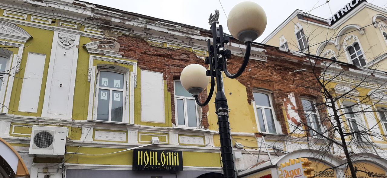 На Московской часть фасада памятника истории может упасть на головы прохожих