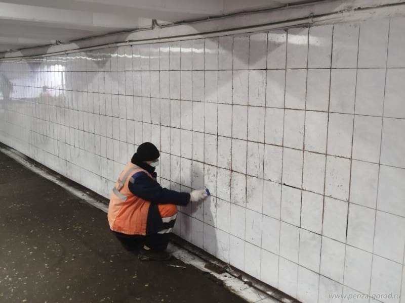 В Пензе убрали граффити в подземном переходе