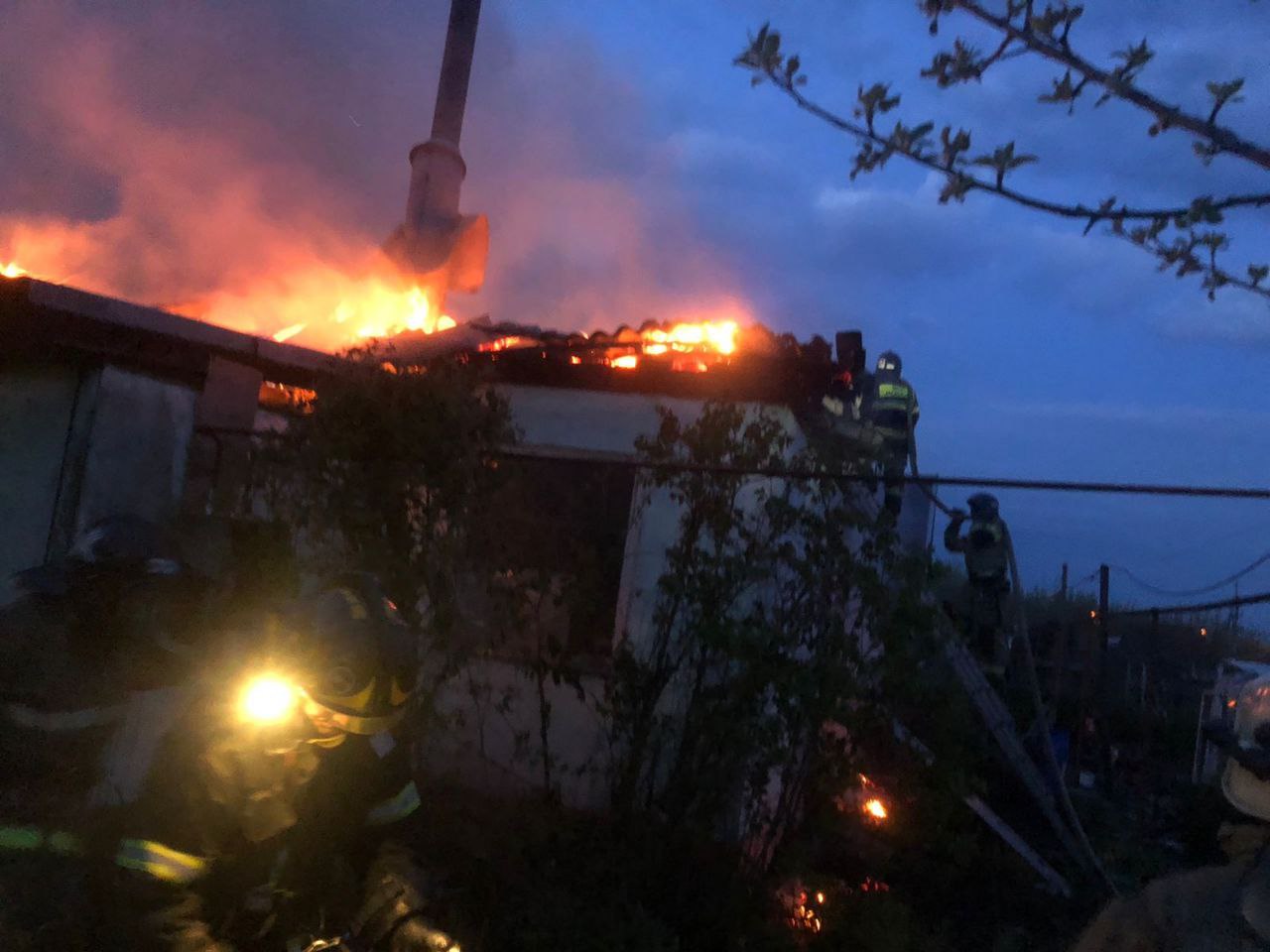 В Пензе дом выгорел дотла, в Кондоле деревянное жилое строение удалось спасти