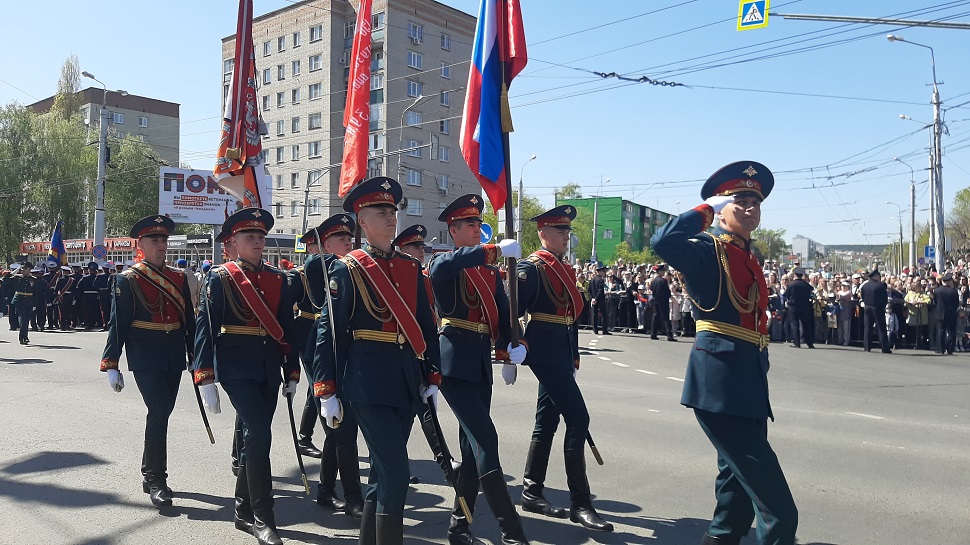 Военный парад у Монумента воинской и трудовой Славы в Пензе. Видео