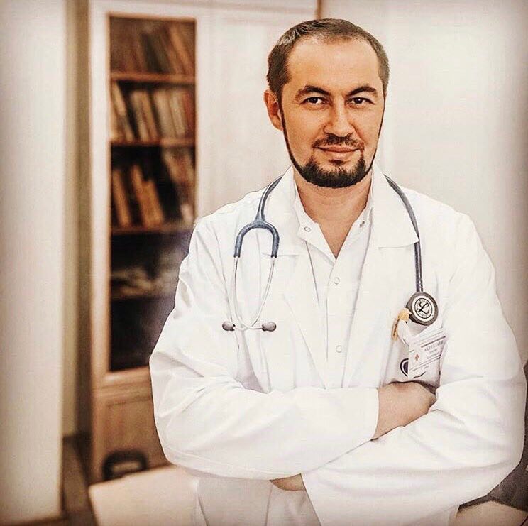 Ведущий врач травматолог-ортопед Арслан Абдуллаев: «Первая операция сравнима с первой любовью. В мыслях — скальпель, шов и жизнь человека»